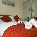 Sea View - 2 Bedrooms - Sleeps 4 *