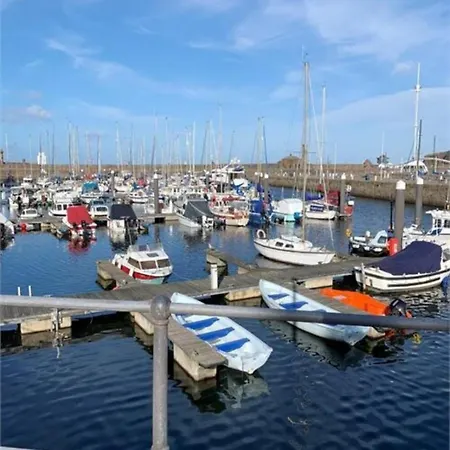 Sea View - 2 Bedrooms - Sleeps 4 *