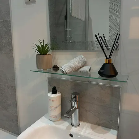 Sea View - 2 Bedrooms - Sleeps 4